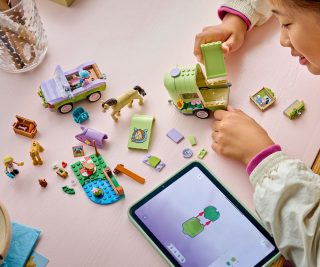 LEGO® Friends 42695 - Ремарке за кон и бебе жребче