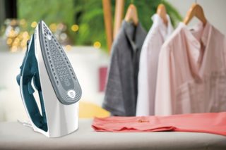 Ютия Tefal FV2839 Express Steam, светло синя/зелена, 2400W, 40 g/min, 185 g/min, резервоар 270 ml, керамична подметка