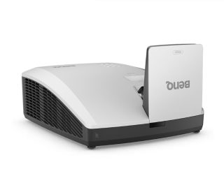 Мултимедиен проектор BenQ LW855UST, DLP, ултра къс фокус, лазерен, WXGA (1280x800), 3000000:1, VGA, HDMI, LAN, USB, говорител 10W x2, аудио вход/изход, включен стенен монтаж WM04G4, IP6X прахоустойчив, 6.5 кг, бял