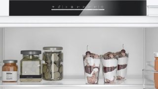 Вграден хладилник Bosch KUR21VFE0, SER4, E, 82×60 см, 134 л, 35 dB(A), Eco Airflow, SuperCooling, плоска панта
